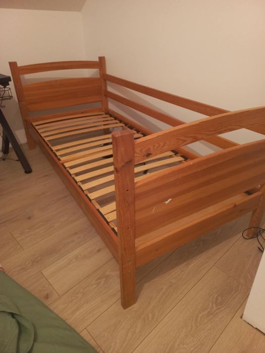 Łóżko drewniane. Materace.