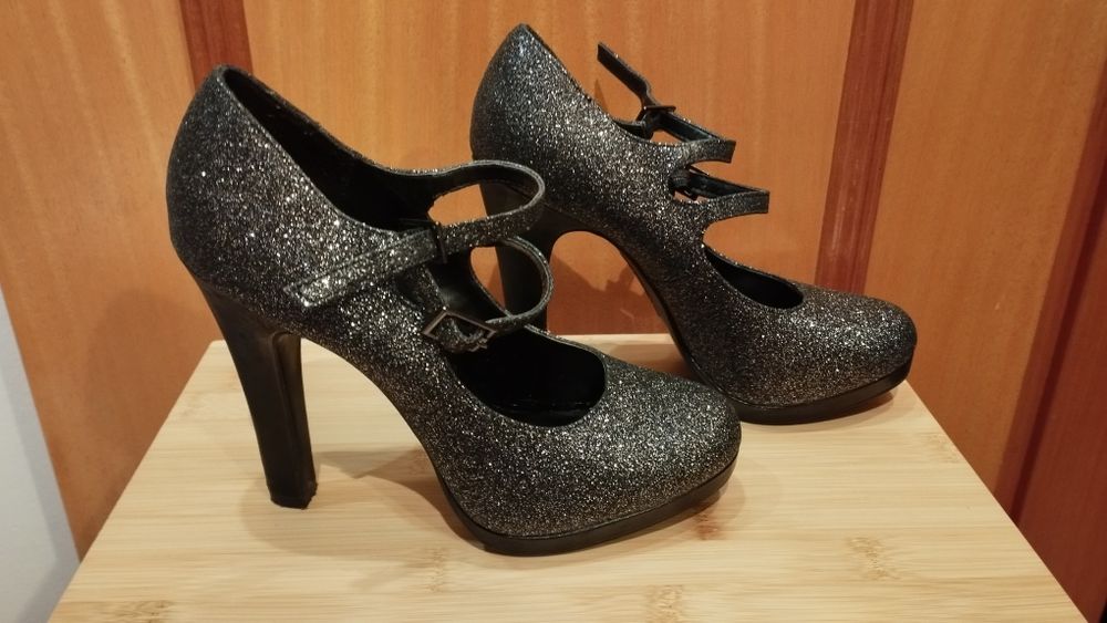 High-heeled shoes