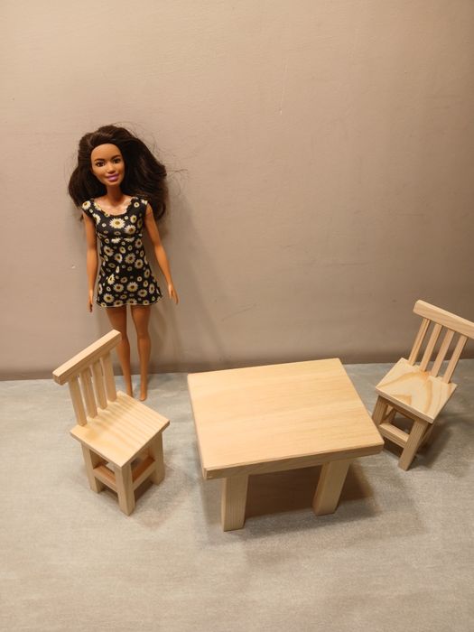 Stolik i krzesła dla Barbie