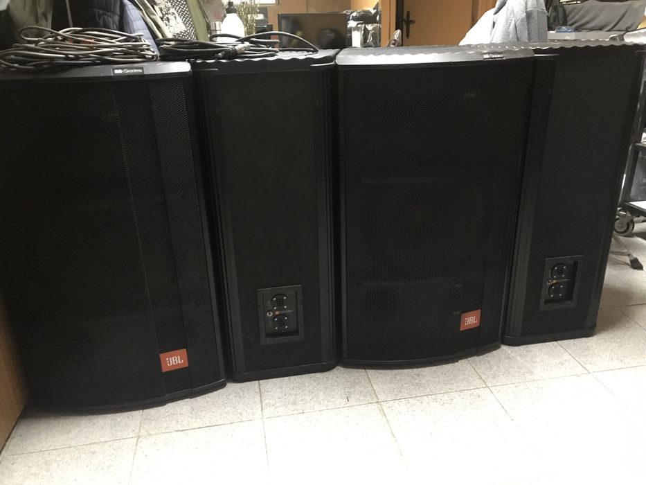 Colunas JBL com alguns cabos de ligação