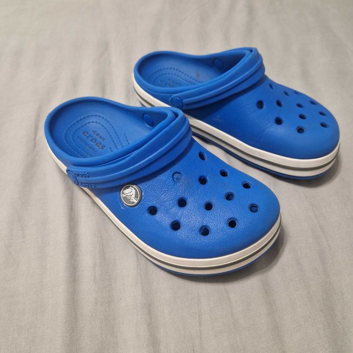 Crocsy niebiesko biale