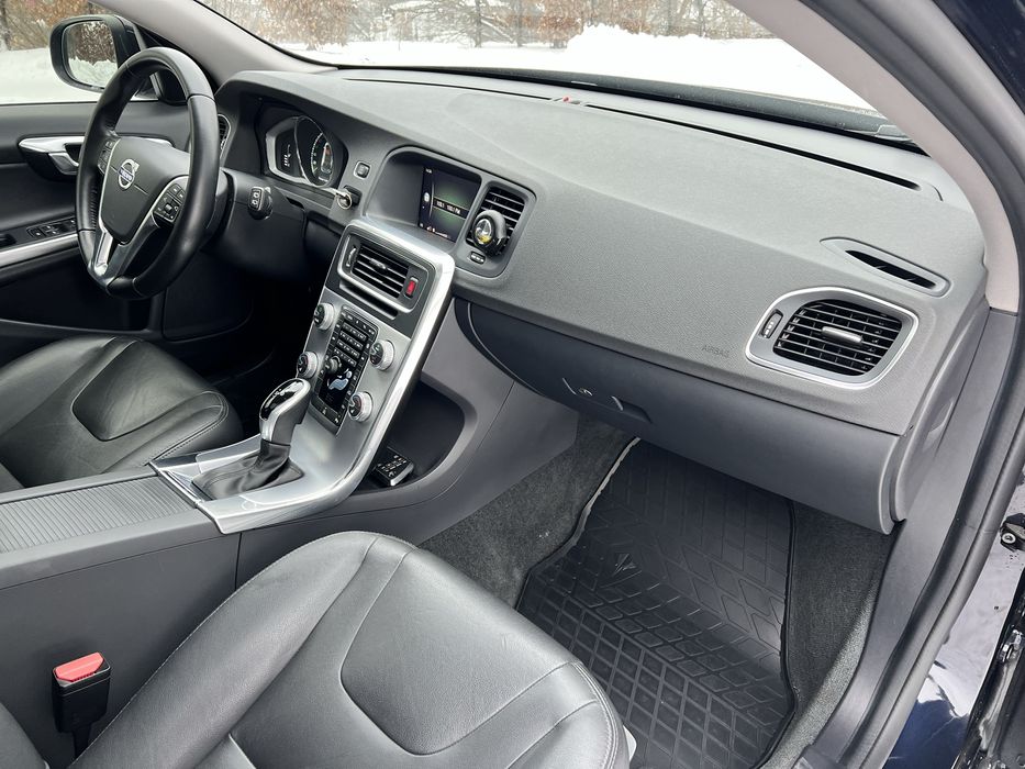 Volvo v60 2.0 4D Автомат Не фарбована