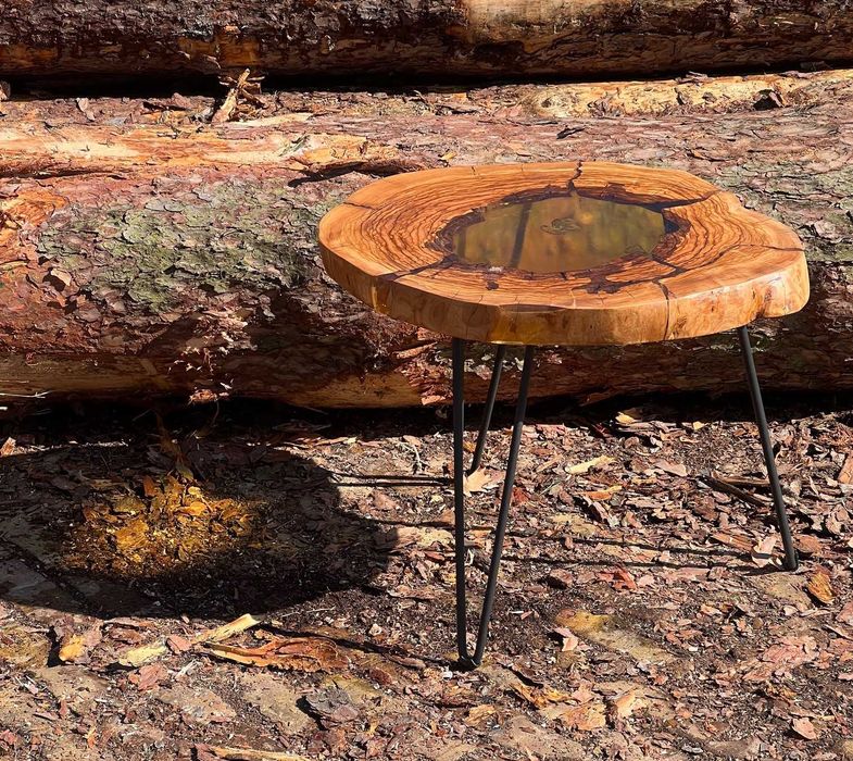 Stolik kawowy z drewna oliwnego i żywicy