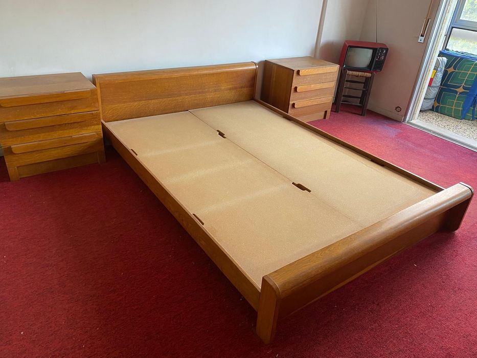 Conjunto de móveis de quarto em Carvalho maciço