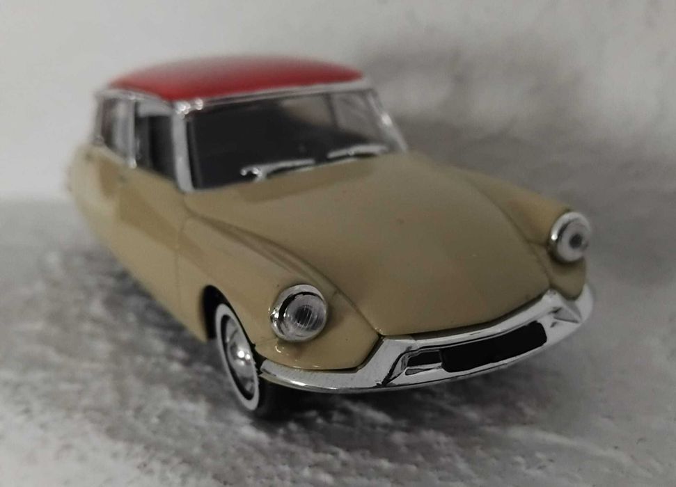 Citroen. DS-19 taxi Amsterdam 1958.  London-Sydney 1968.  Monte Carlo 1959.  DS-19 1956. Solido. 25€/cada,   Vendo miniaturas da minha coleção 1/43.