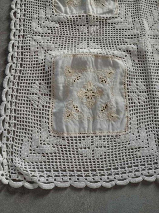 Caminho de Mesa em Crochet e Bordado – Manual Novo – 124x53 cm Artesanato