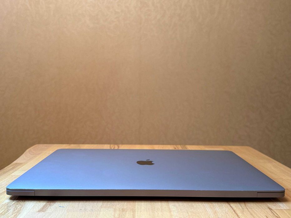 Macbook Pro 16 i9 16 gb ram 512 gb ssd space black