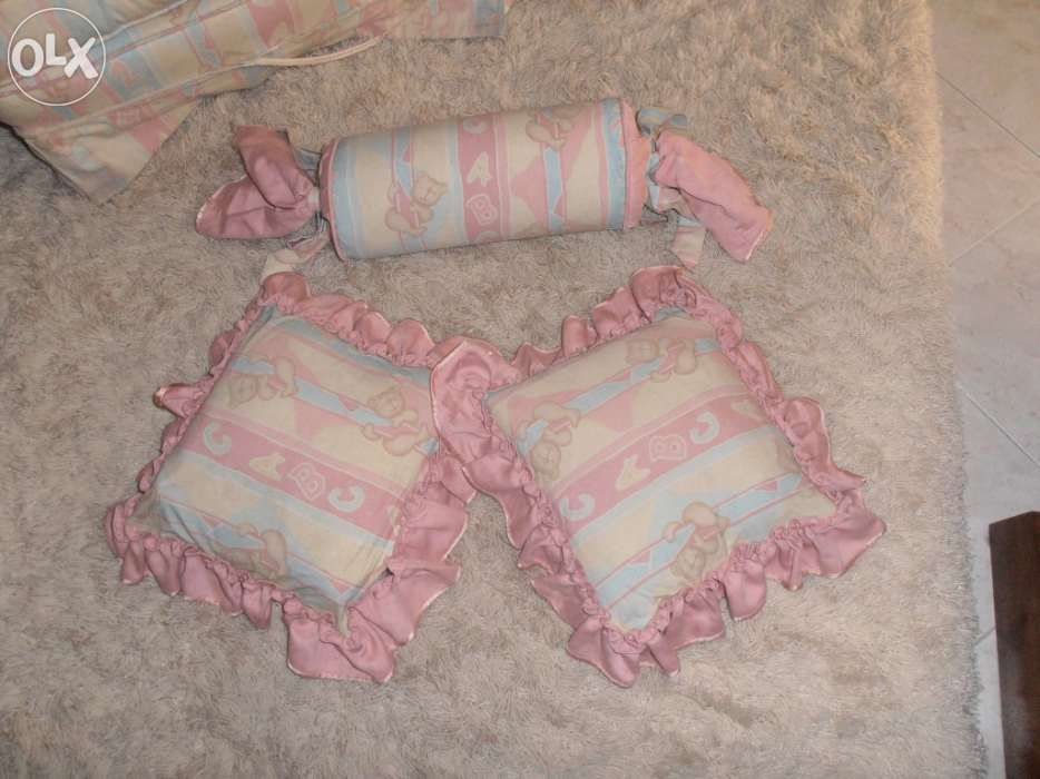 Colcha, cortinados, almofadas, cadeirão