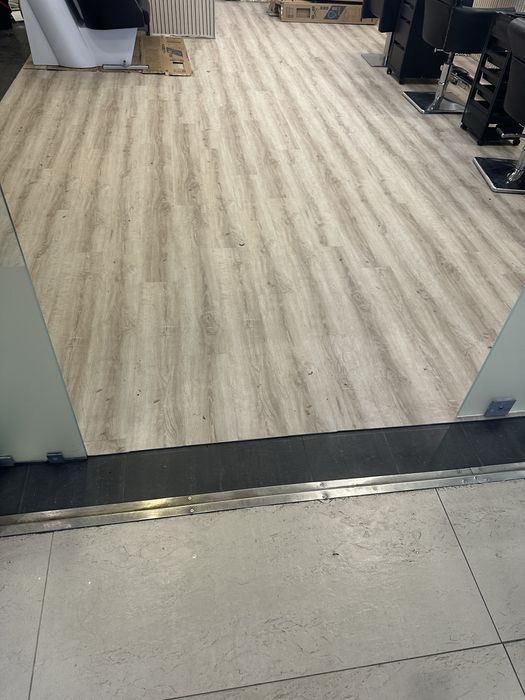 Montaje de paviento rodapie autoanivelante