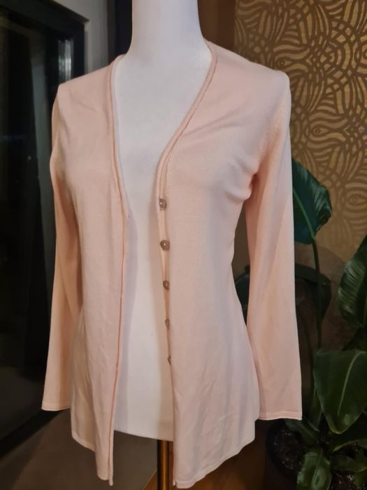 Pudrowy cardigan na guziki
