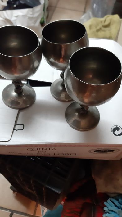 Três taças de vinho em metal