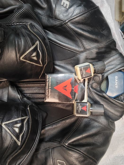 Dainese fato  pode usar junto tenho fecho na cintura ou andar só com uma das partes. Blusão ou só com as calças