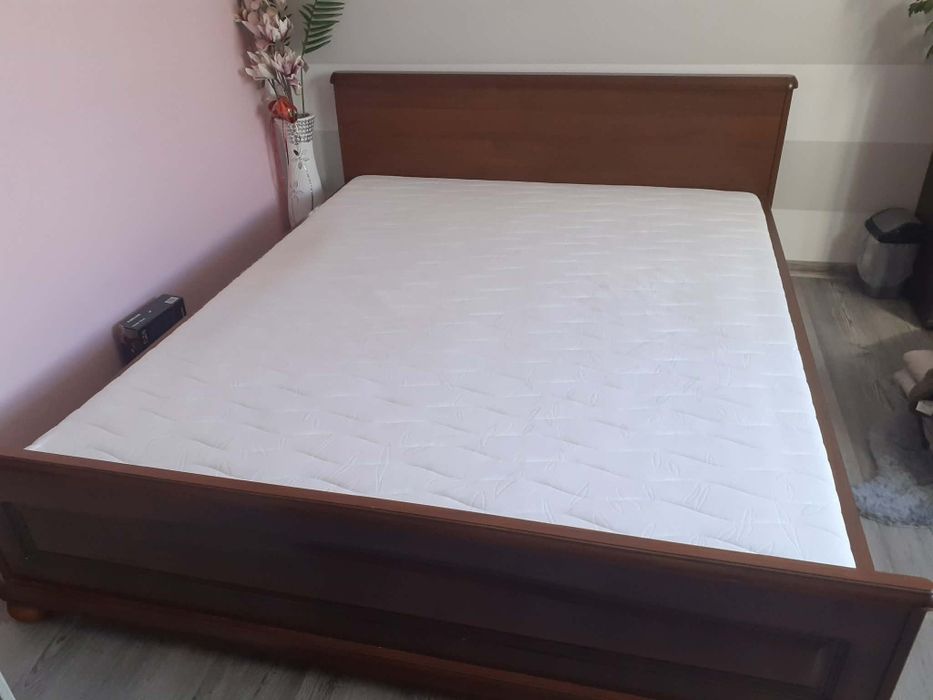 Łóżko drewniane z materacem 160x200