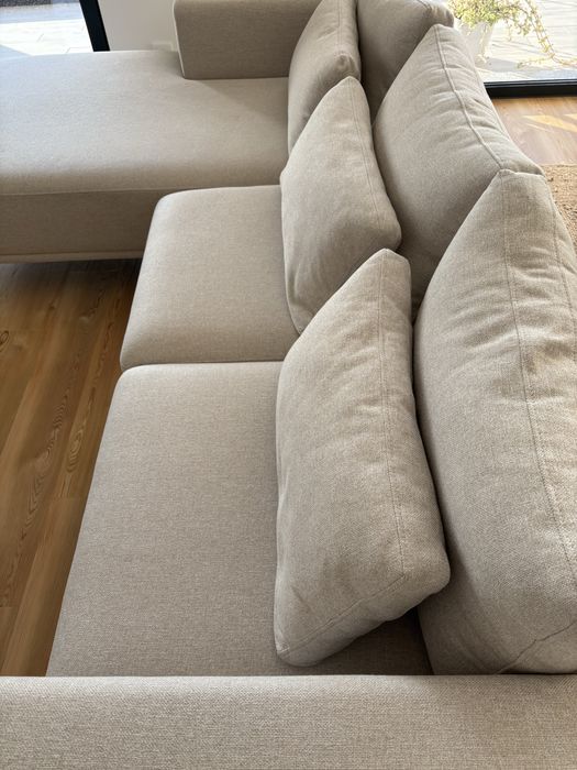 Sofá em tecido bege