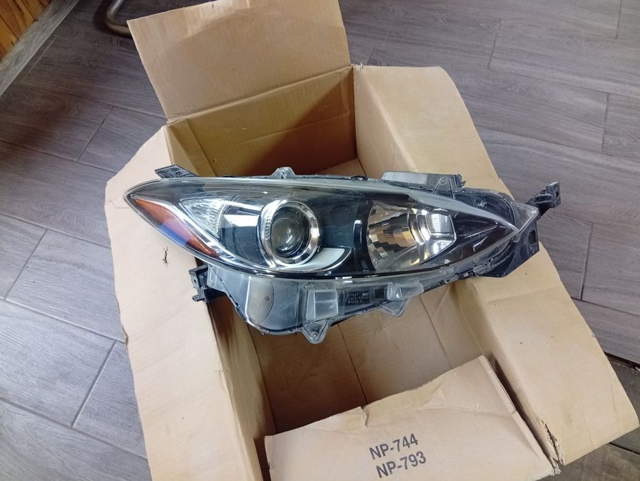 Фара передняя правая Mazda 3 14-16 голая BM дорест галоген, USA