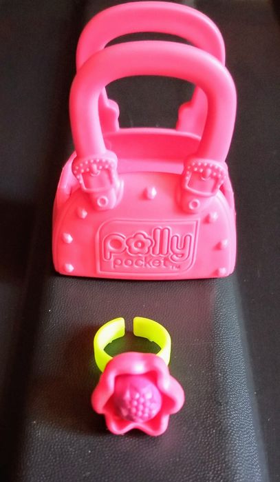 Polly Pocket mala miniatura com anel de flor.