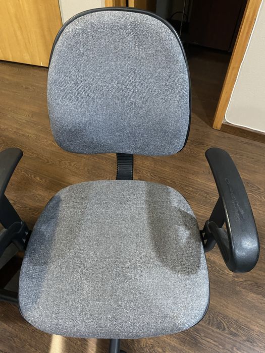 Duas cadeiras de escritório com rodas