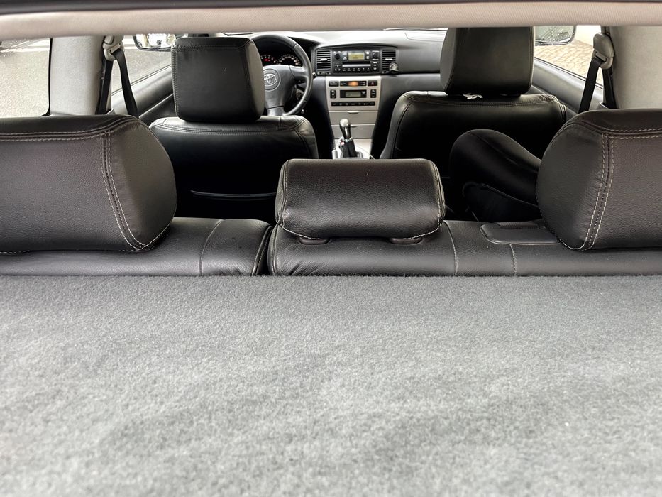 Toyota Corolla Hatchback E12U 1.4 VVT-i Full Extras + Jantes 16" + Bancos em Pele