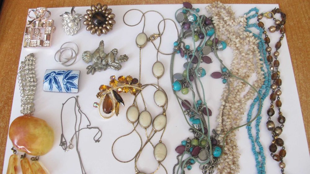 брошки бусы бижутерия