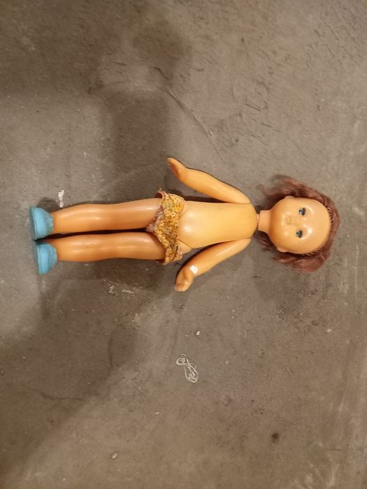 Кукла старая на резинках