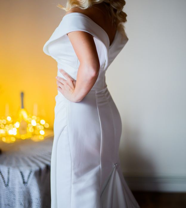 Suknia ślubna gładka klasyczna z rozcięciem  S