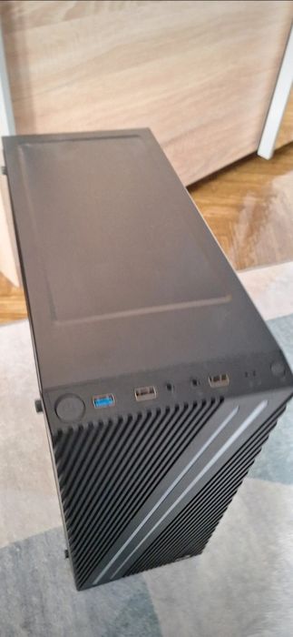 komputer bez karty graficznej oraz dysku