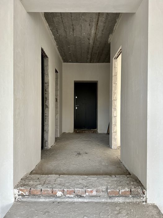 Будинок з терасою біля озера неподалік Бучанського парку