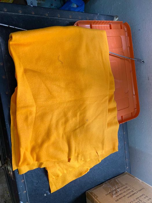 bocado de tecido amarelo