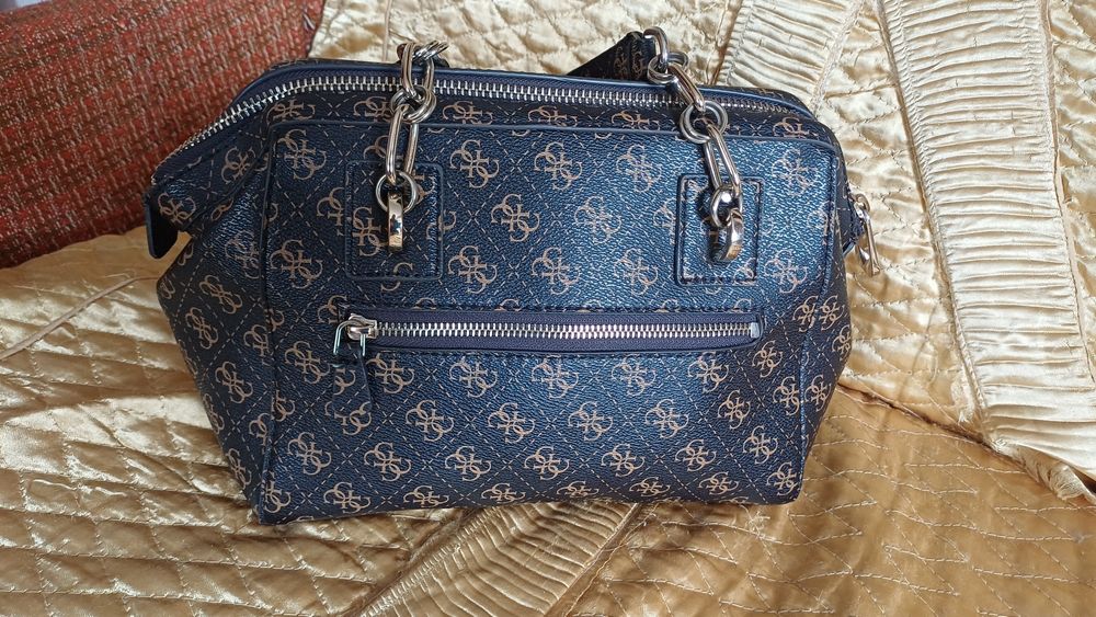 Сумочка GUESS в чудовому  стані