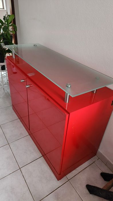 Móvel com prateleira em vidro lacado