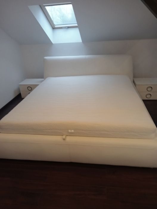 Łóżko białe - skóra