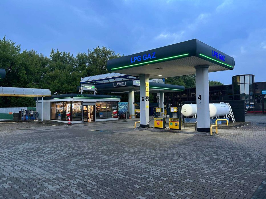 Lokal kiosk handlowo/uslugowy KIELECKA1 przy Biedroncem Stacji Paliw skrzyzowanie DK42/DW728