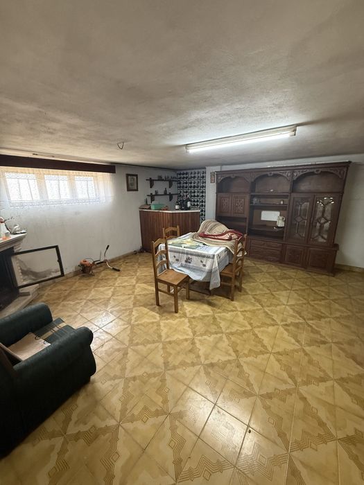 Moradia  T4 + logradouro