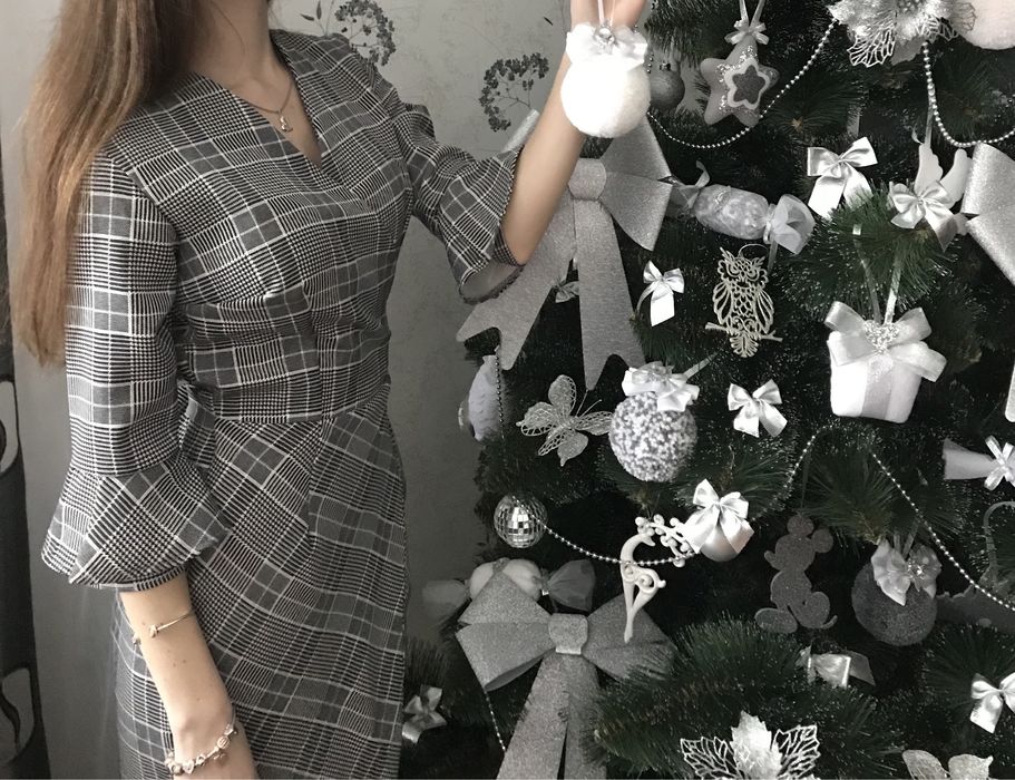 Сіра сукня у клітинку