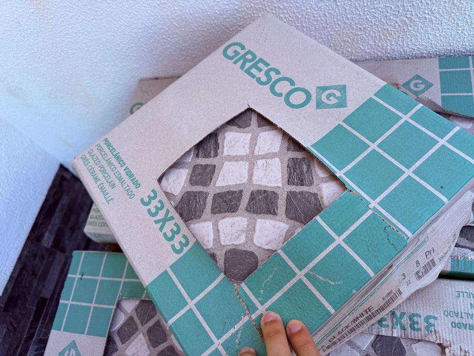 cerca de 49 m² de mosaico Gresco Portuguesa Black/White 33×33. Material novo.
