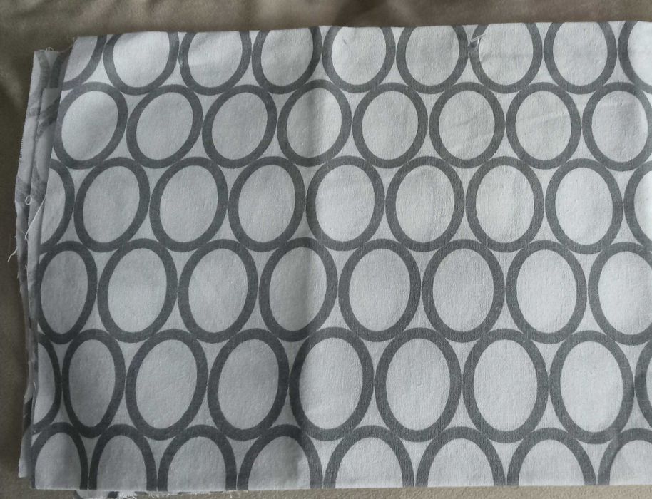 2 przycięte kupony materiału.