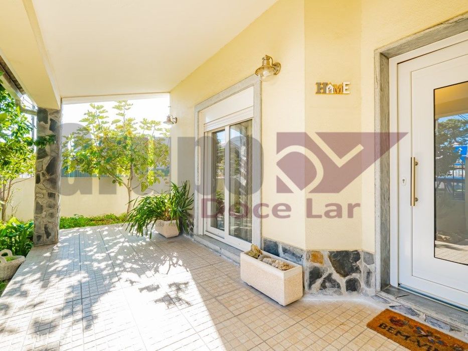 Moradia Isolada T5 com Garagem e anexo em Quinta do Conde