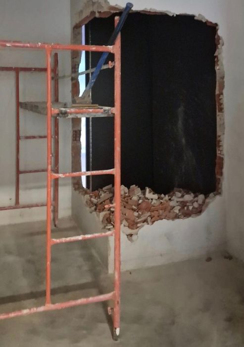 LIMPEZAS e DEMOLIÇÕES com recolha do lixo em CONTENTORES e CARRINHAS