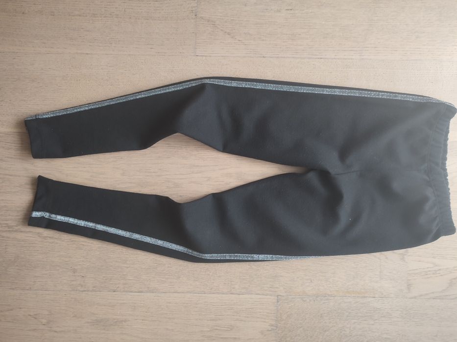 r140 czarne legginsy ze srebrnym brokatowym lampasem