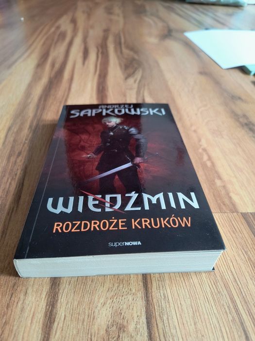 #612 Wiedźmin Rozdroże Kruków czerwona seria
