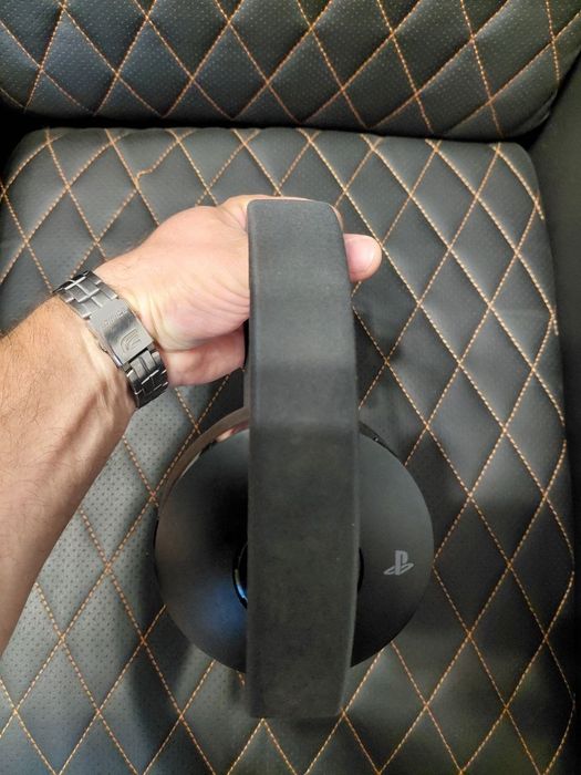 Sony Gold Wireless Headset Playstation навушники б/в 
Повний комплект.
Повністю робочі.
Потрібна заміна амбашюрів.
Вартість 1600 грн.