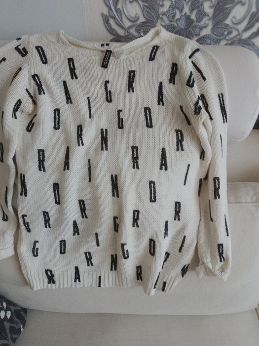 Sweterek w literki HM S