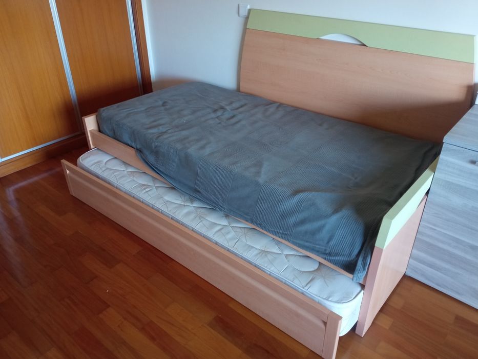 Cama + Mesa de cabeceira com 2 colchões