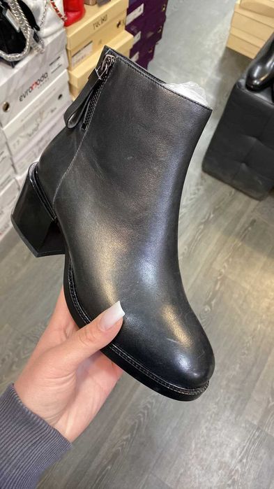 Шкіряні повномірні черевики Anna Lucci, виробництва Туреччини.