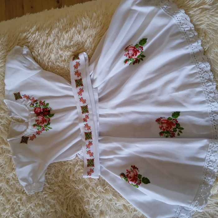 блузка та вишите плаття на дівчинку