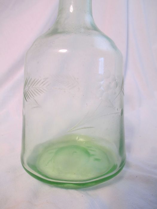 Garrafa de vidro verde antiga