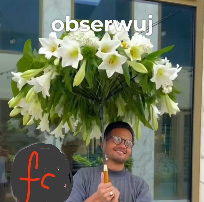 Parasol z żywych kwiatów.