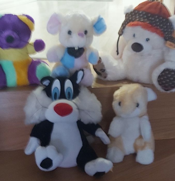 Varios peluches.