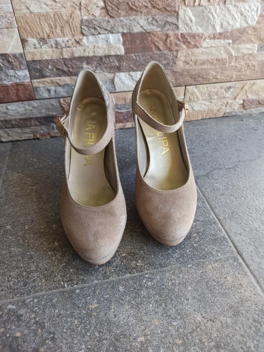 Sapatos fechados de tacão variados