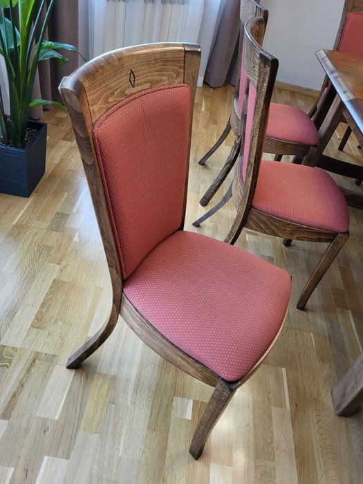 Solidny rozkładany stół i 8 krzeseł do jadalni, bardzo zadbane.